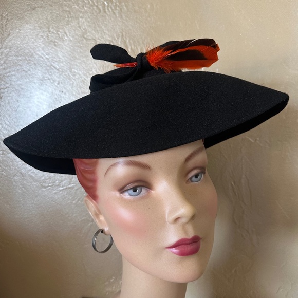 STYLISH 1940\'s BLACK FELT HAT - TURNED DOWN FRONT BRIM + ORANGE/BLACK FEATHERS main image 10